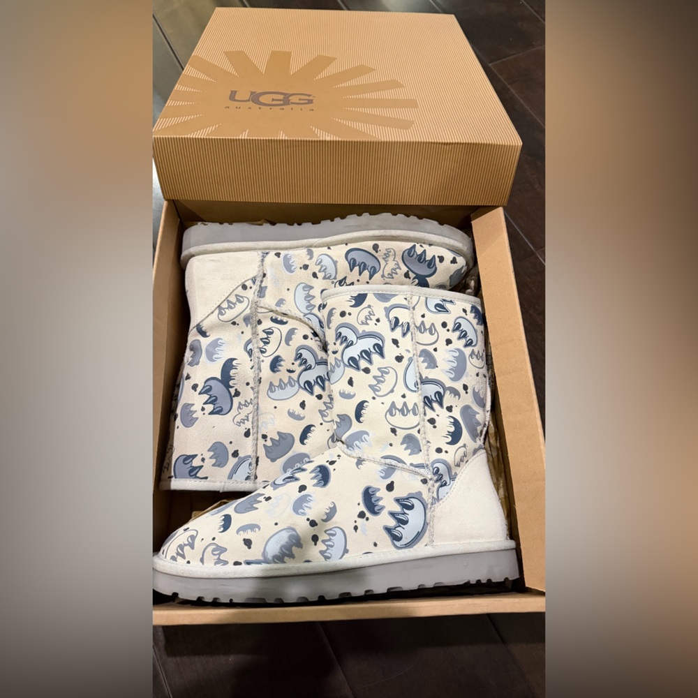 UGG Women's Classic Short Graffiti Boots - White/Gray/light blue - Picture 4 of 8